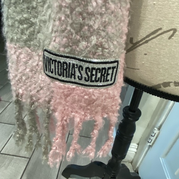 Victoria’s Secret pink scarf 💯 acrylic and very soft in good condition - Picture 7 of 7